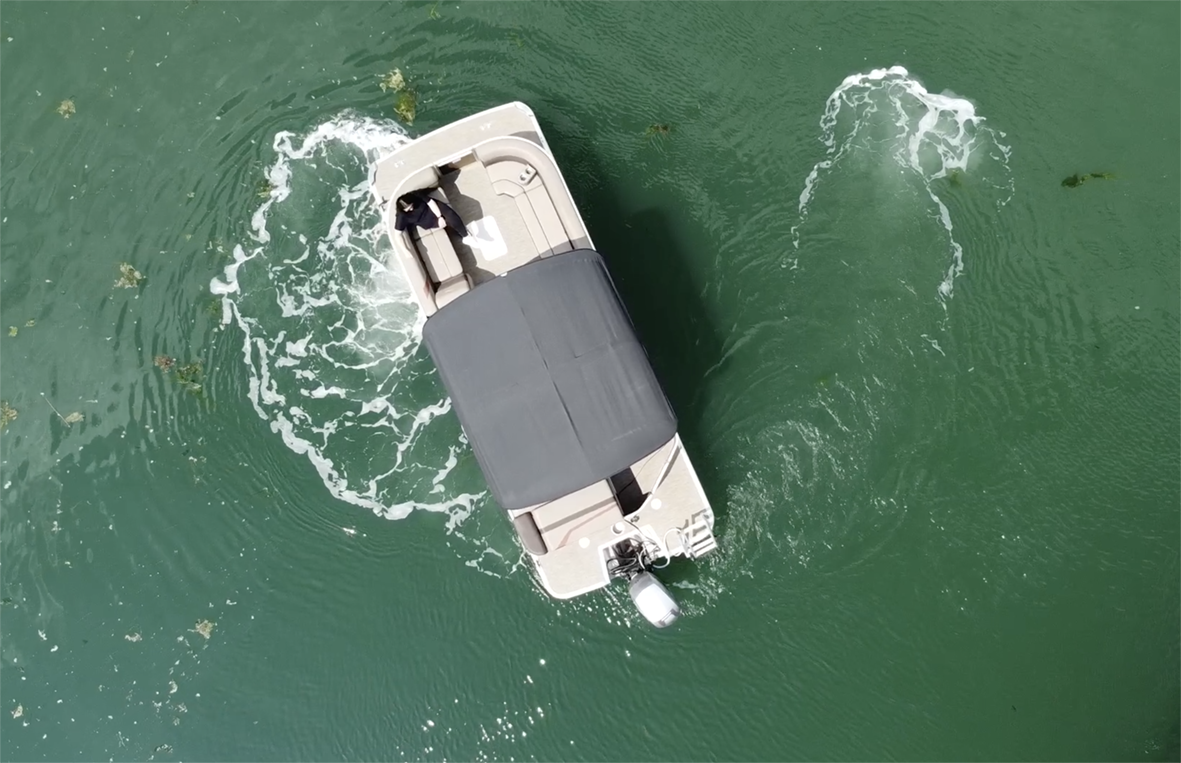 Pontoon boat turning using Pontoon Dock Assist by Polaris and Lewmar